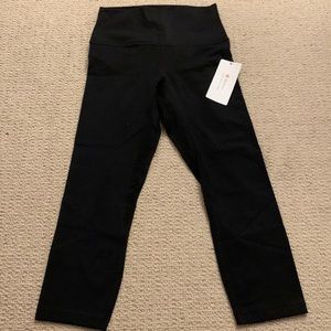 NWT HeyNuts black 21” crop high rise leggings. Very soft. Size S (4/6).